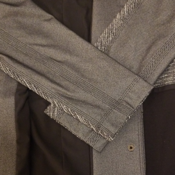 Lululemon Coat 🖤 - Picture 8 of 8